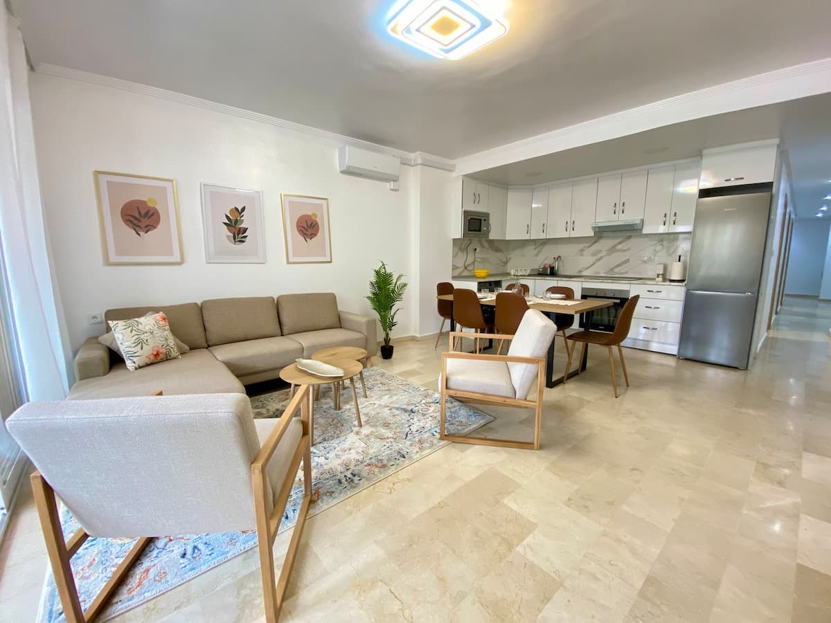 Amplios 3 dormitorios cerca de la playa y tiendas